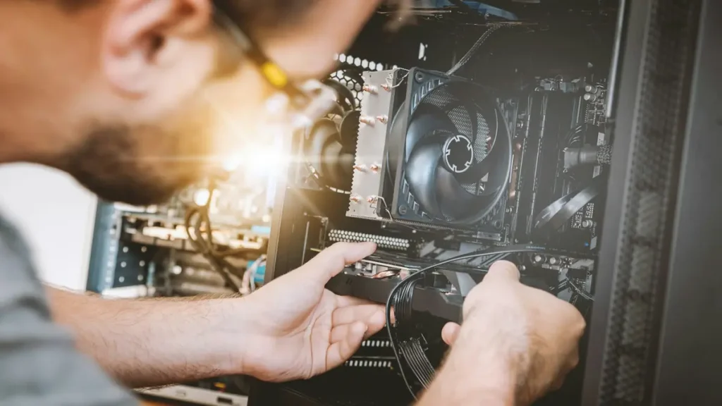 Technicien qui installe un composant dans un ordinateur