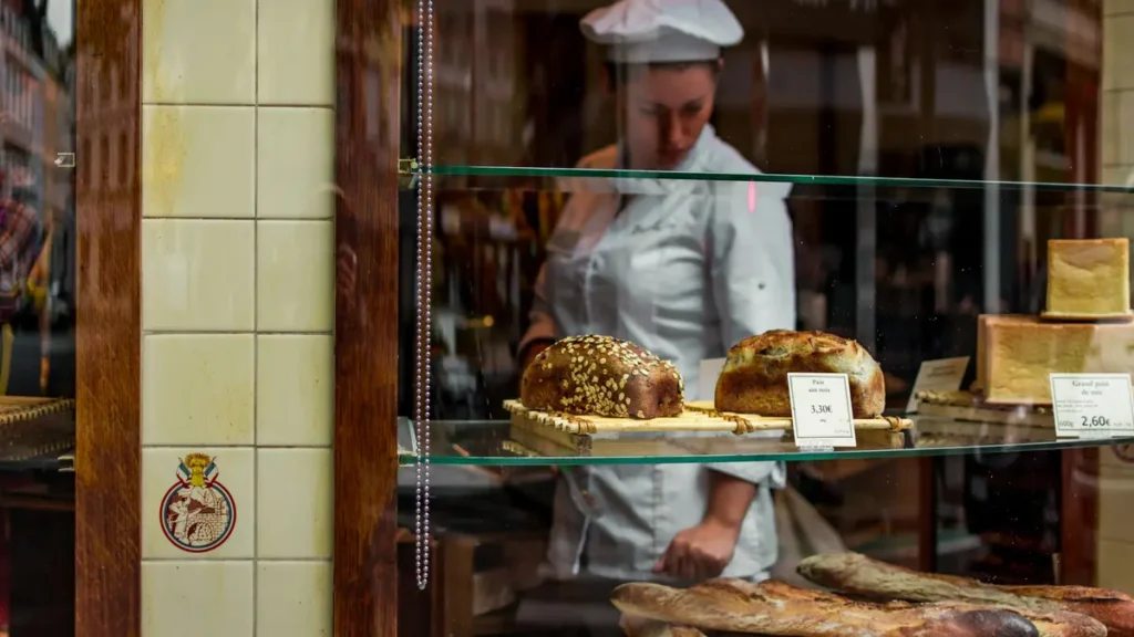 Boulanger derrière la vitrine de sa boutique