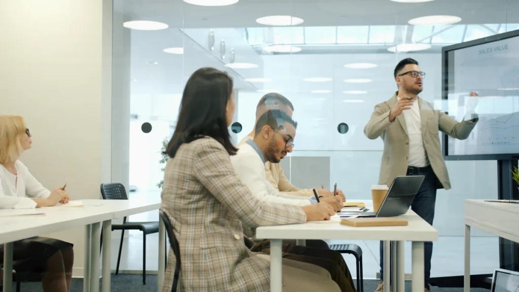 Salariés en formation dans une salle