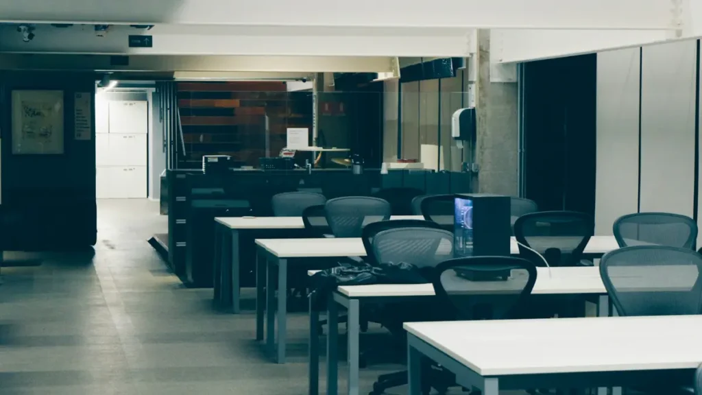 Bureau moderne vide avec des rangées de tables et de chaises