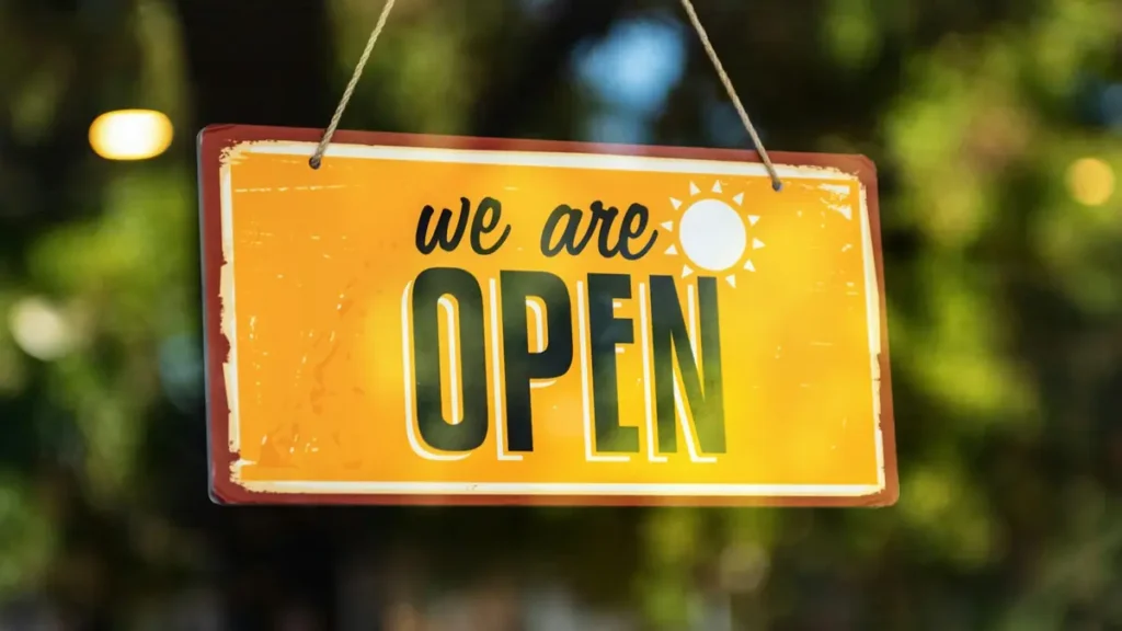 Pancarte We are open accrochée à la porte d'un commerce
