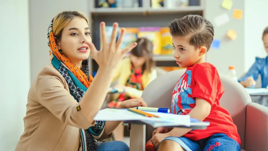 Enseignante qui explique les nombres à un jeune élève