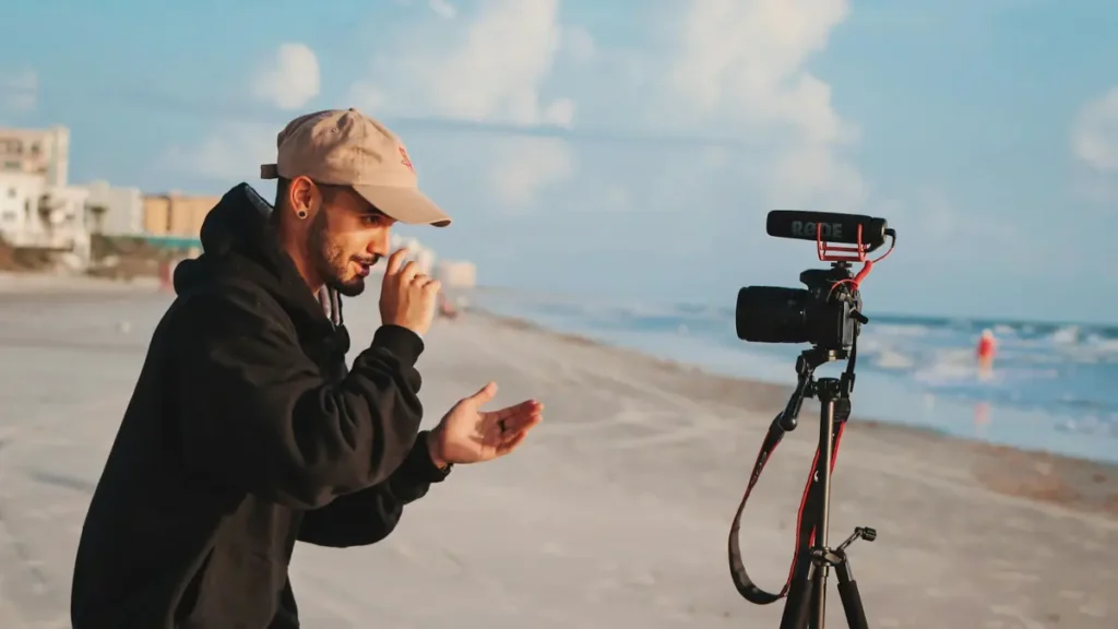 Créateur de contenu qui se filme sur une plage