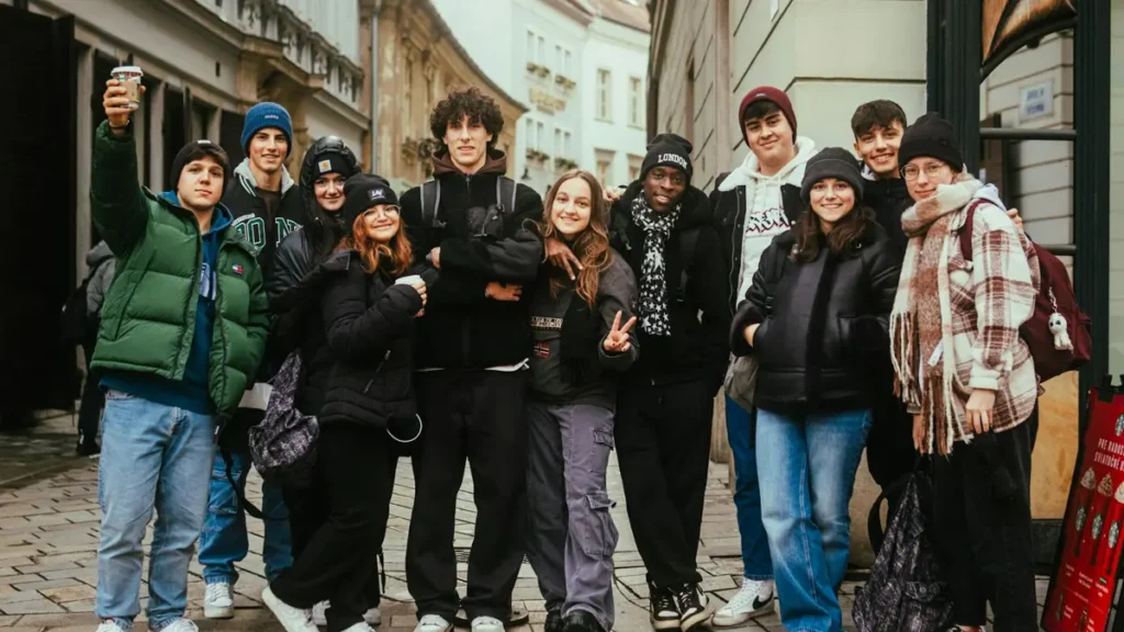 Groupe de jeunes réunis dans une rue