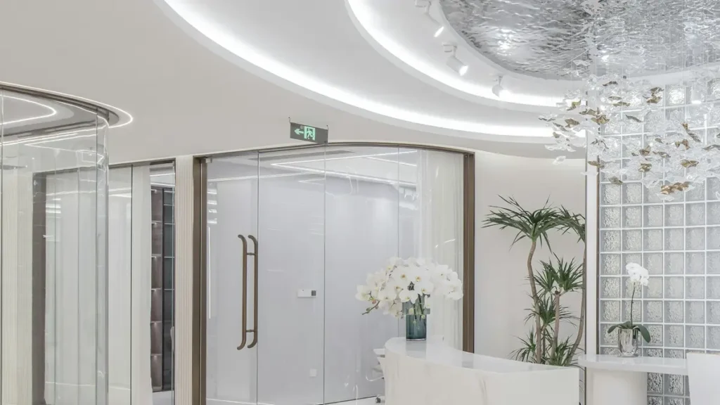 Accueil moderne et lumineux d'un centre de santé