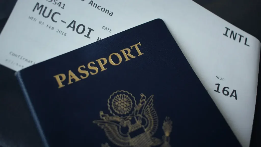 Passeport posé sur une carte d'embarquement