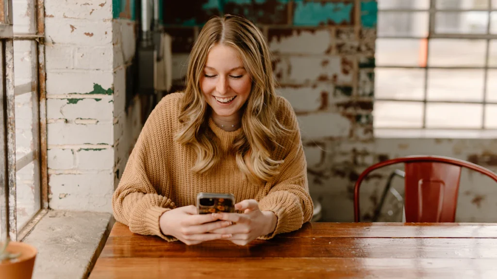 Téléphone posé face retournée sur une table