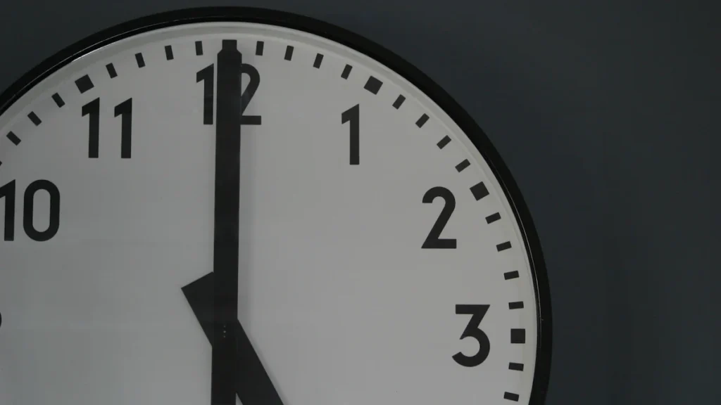 Horloge murale dans un bureau
