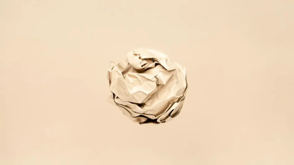 Boule de papier froissé sur un fond clair