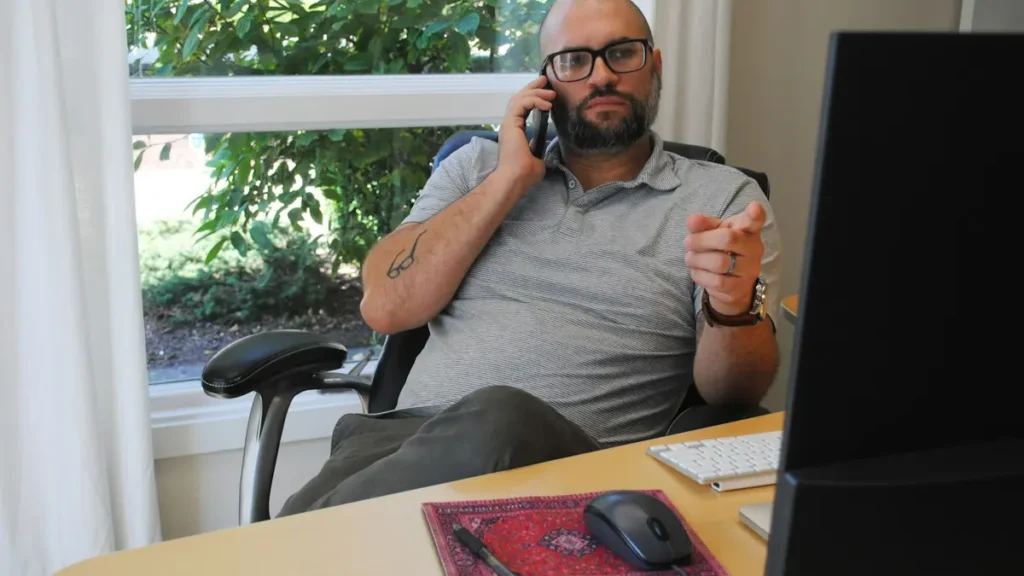 Homme au téléphone à son bureau