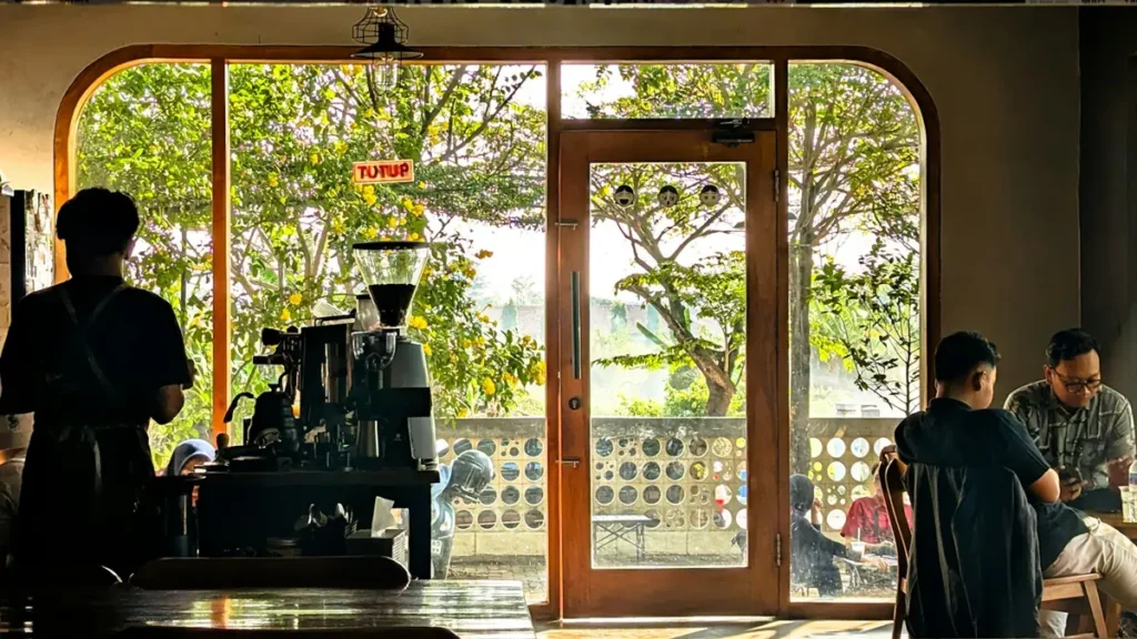 Café animé avec un barista derrière le comptoir