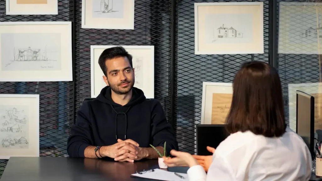 Candidat en entretien face à une recruteuse