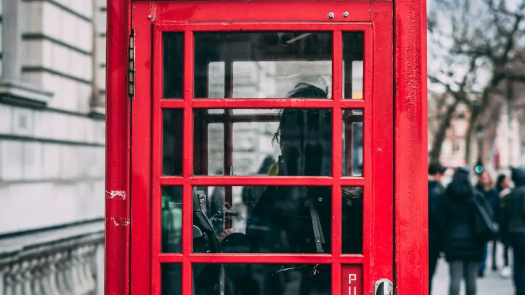 Cabine téléphonique rouge dans une rue de Londres