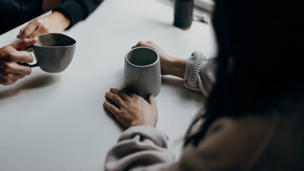 Personnes en entretien autour d'une table