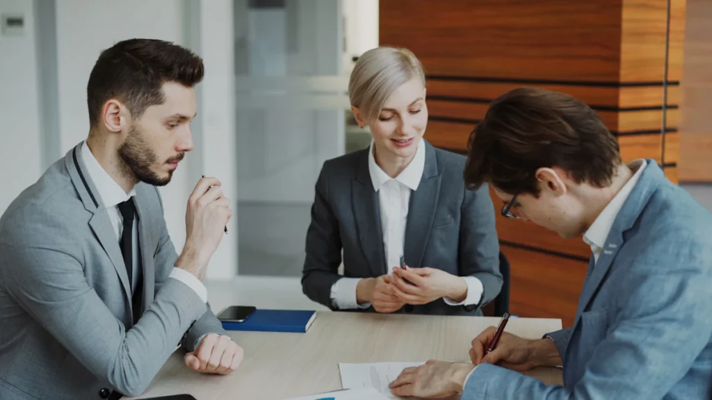 Salariée et responsable qui discutent d'un document