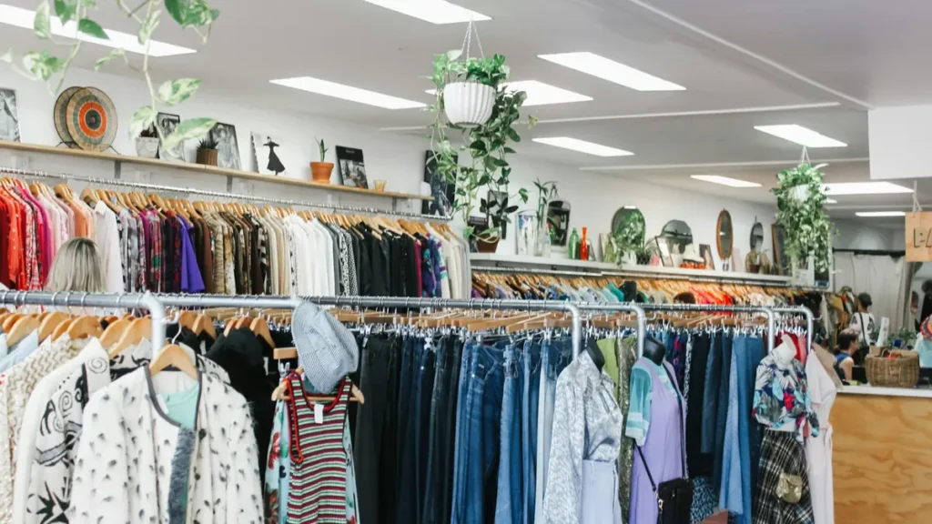 Rayons de vêtements dans une boutique lumineuse