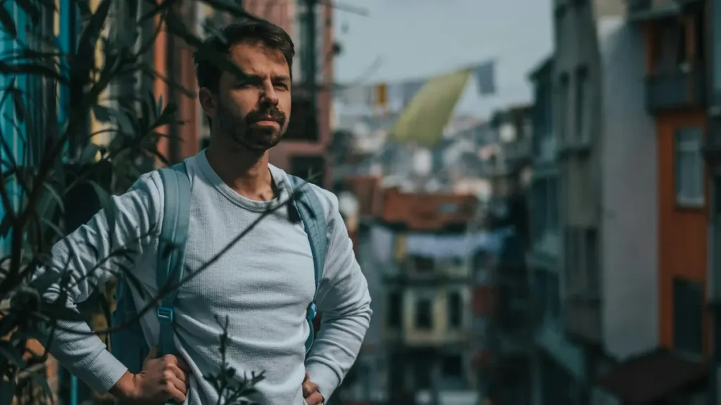Voyageur avec un sac à dos dans une rue étrangère