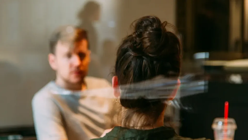 Entretien entre un homme et une femme assis face à face