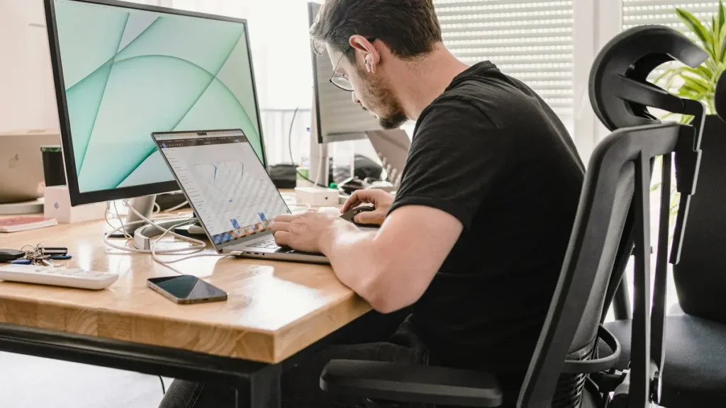 Homme qui travaille sur un ordinateur portable à un bureau