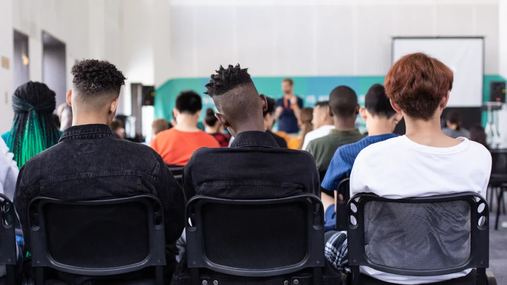 Adultes en formation dans une salle de cours