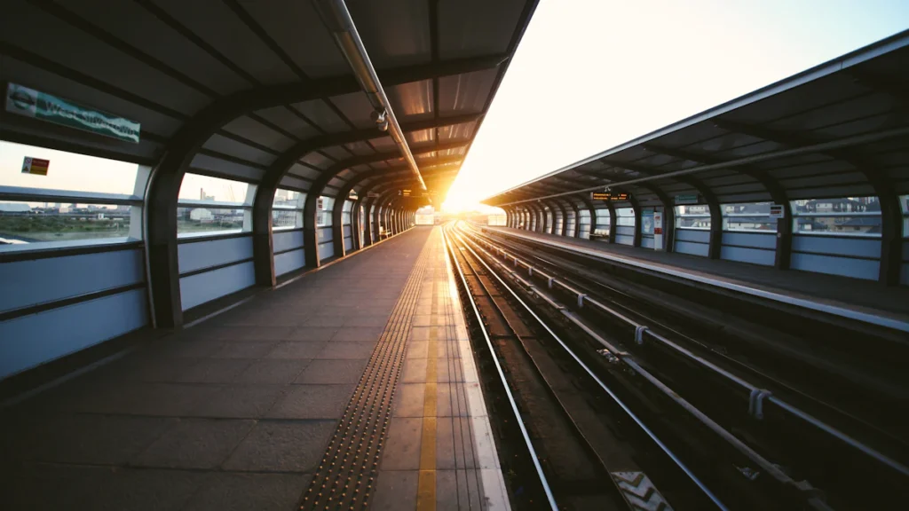 Voyageurs qui montent dans un train de banlieue