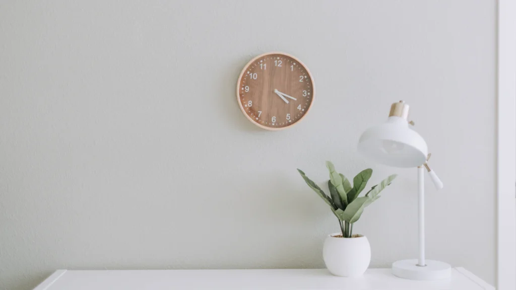 Horloge et agenda sur un bureau