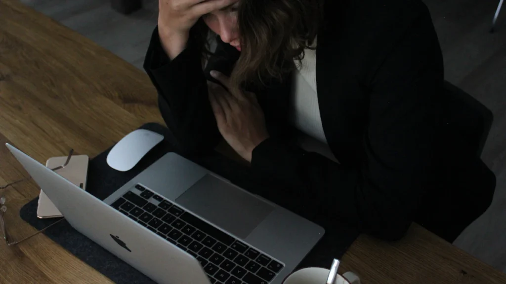 Personne seule et préoccupée dans un bureau