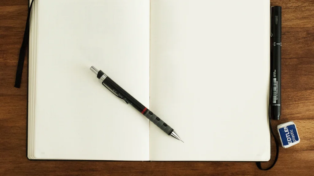 Carnet d'idées ouvert sur une table