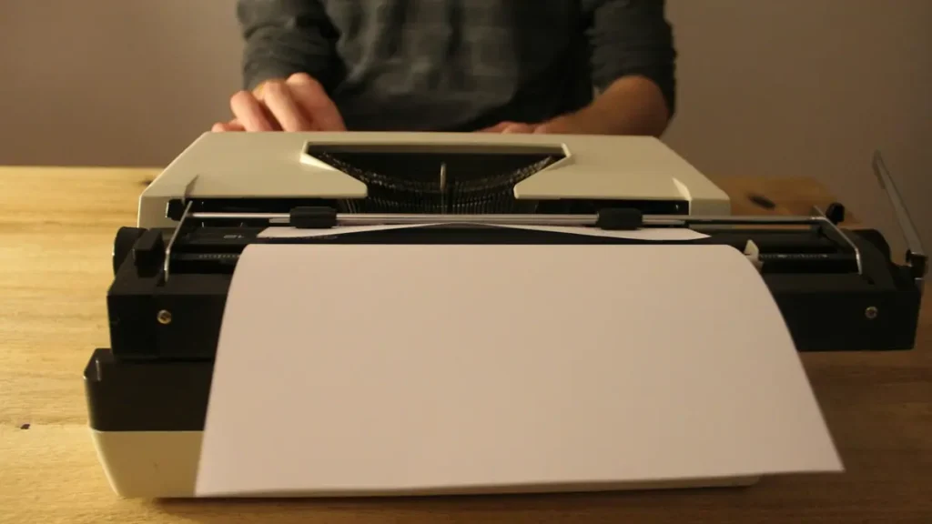 Feuille de papier blanc insérée dans une machine