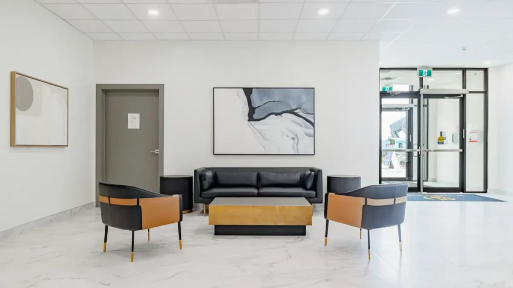 Hall d'accueil moderne avec fauteuils et canapé