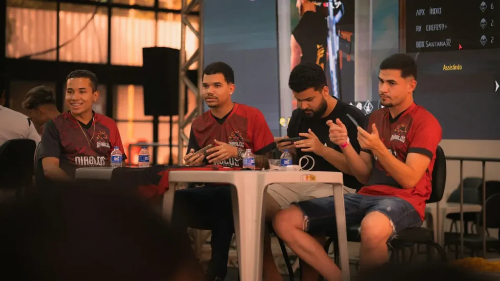 Candidats et recruteurs assis autour d'une table lors d'un événement