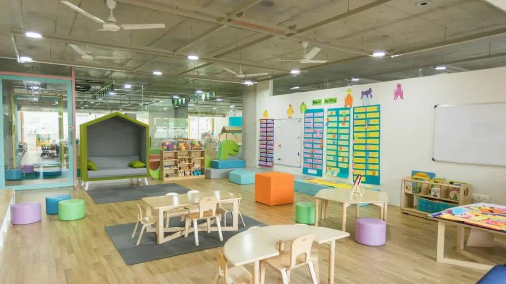 Salle de classe de maternelle colorée et rangée