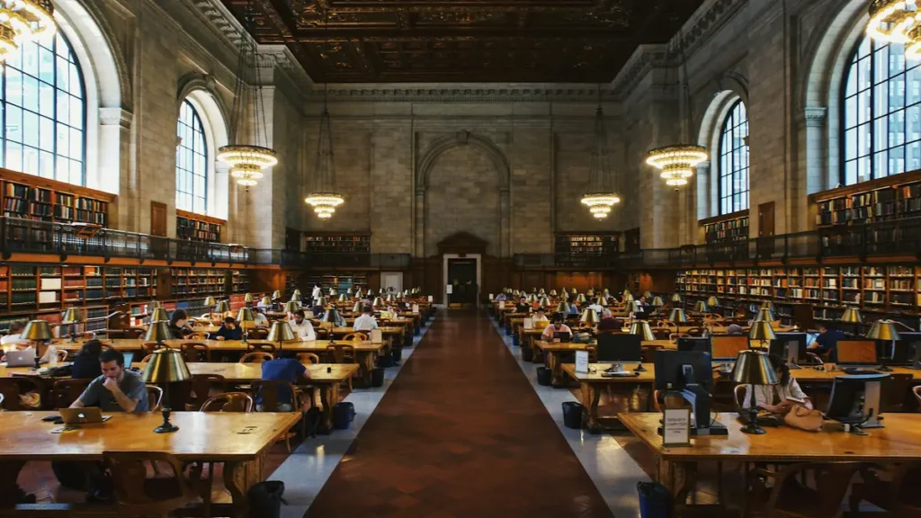 Grande salle de lecture d'une bibliothèque