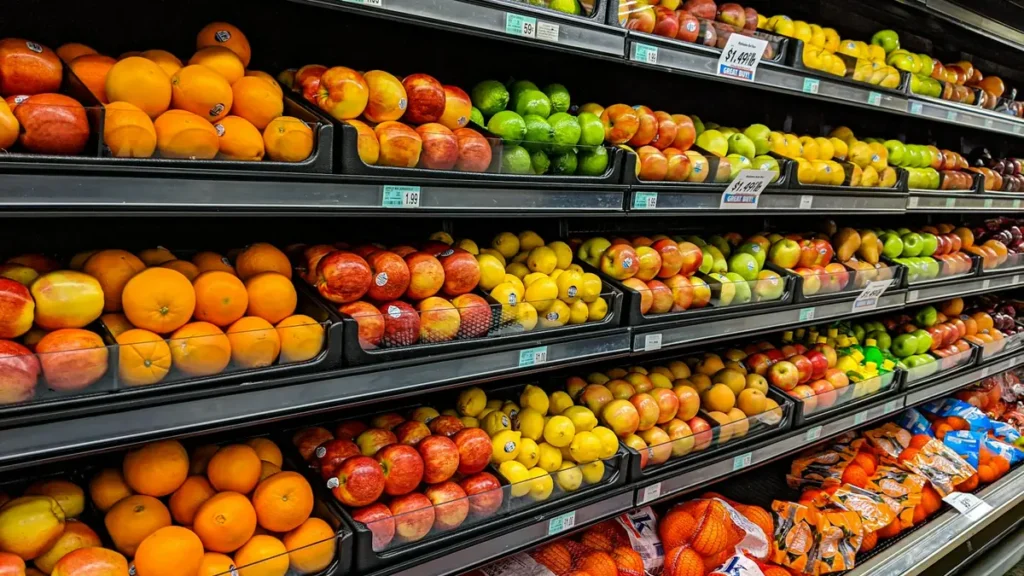 Rayon de fruits frais bien achalandé dans un supermarché