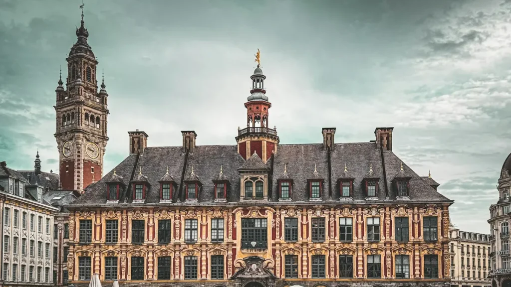 Beffroi et bâtiment historique sur une place à Lille