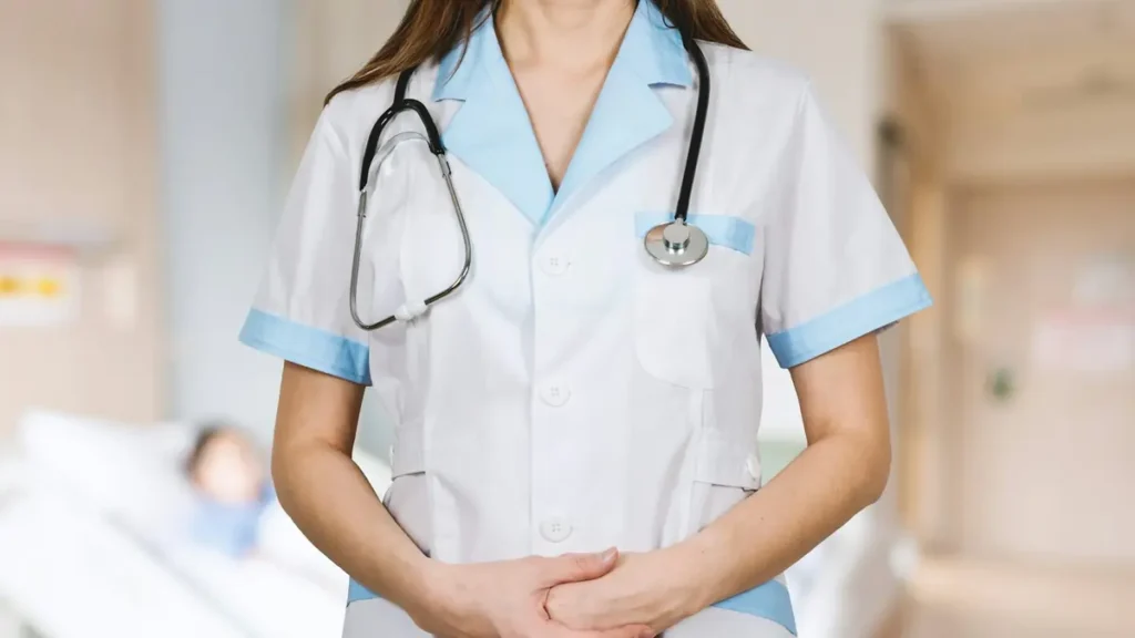 Infirmière en blouse blanche avec un stéthoscope