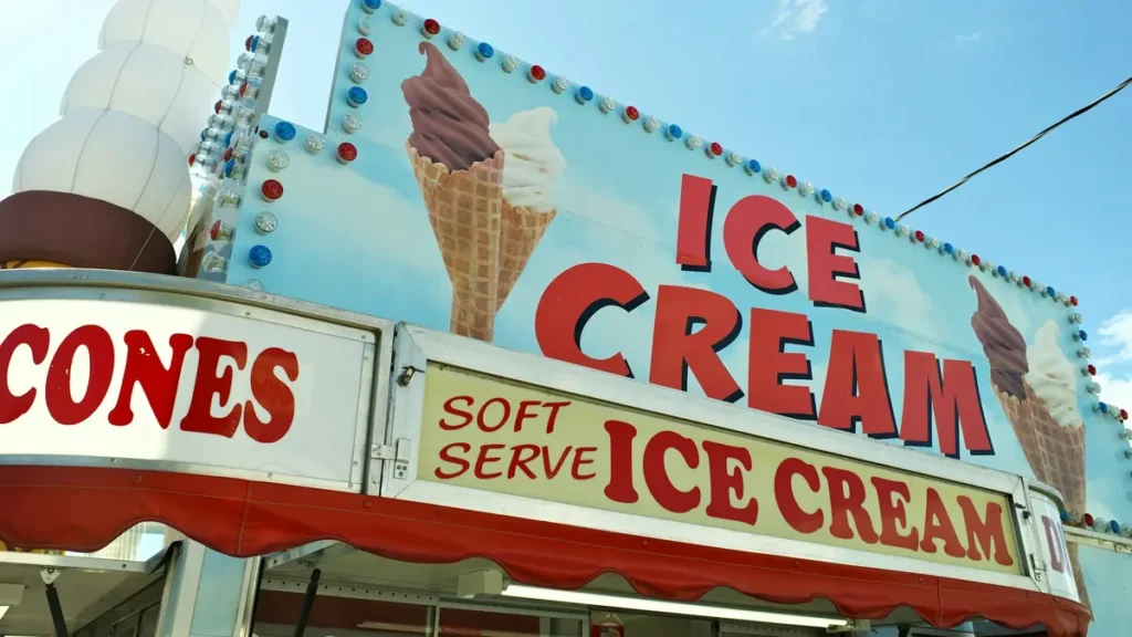 Stand de glaces avec cornets et machine à glace italienne