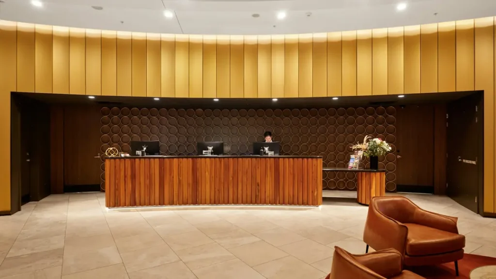 Comptoir de réception d'un hôtel moderne