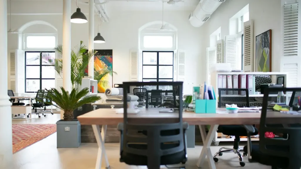 Bureau vide avec chaises et tables
