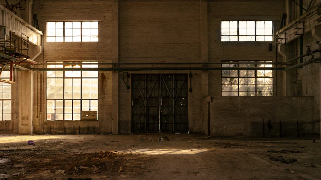 Usine vide avec des machines à l'arrêt