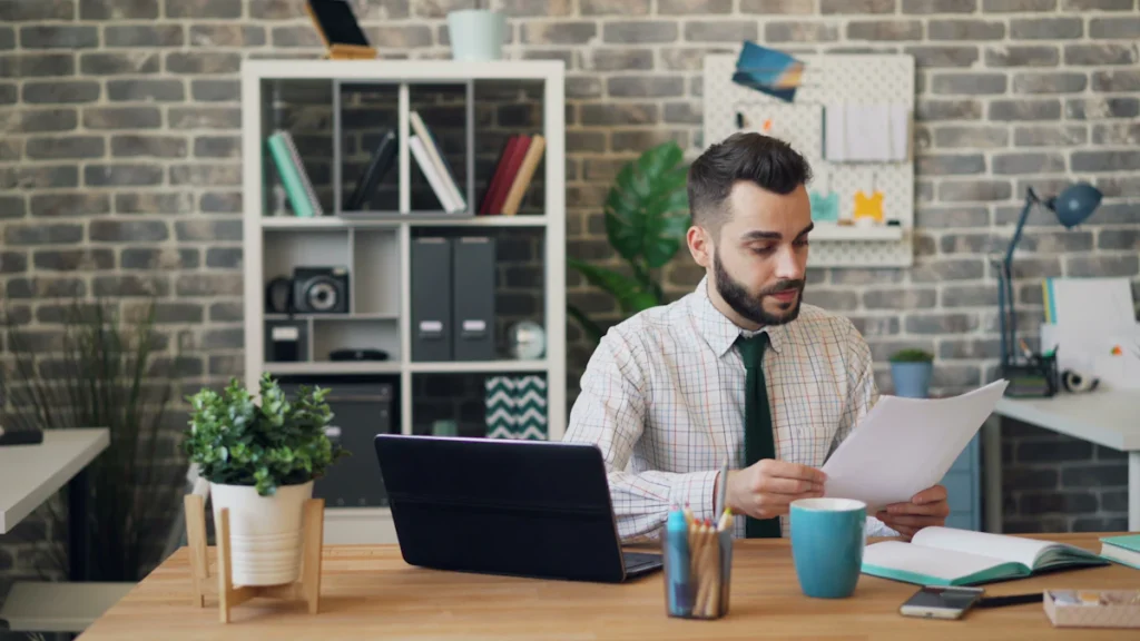 Homme préoccupé assis à un bureau