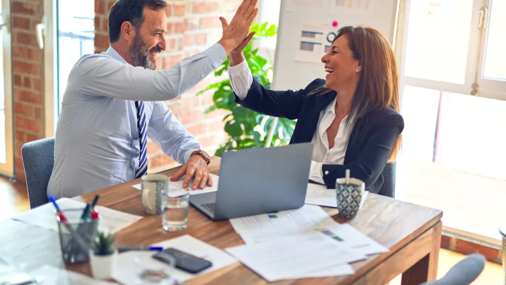 Salariée face à son responsable dans un bureau