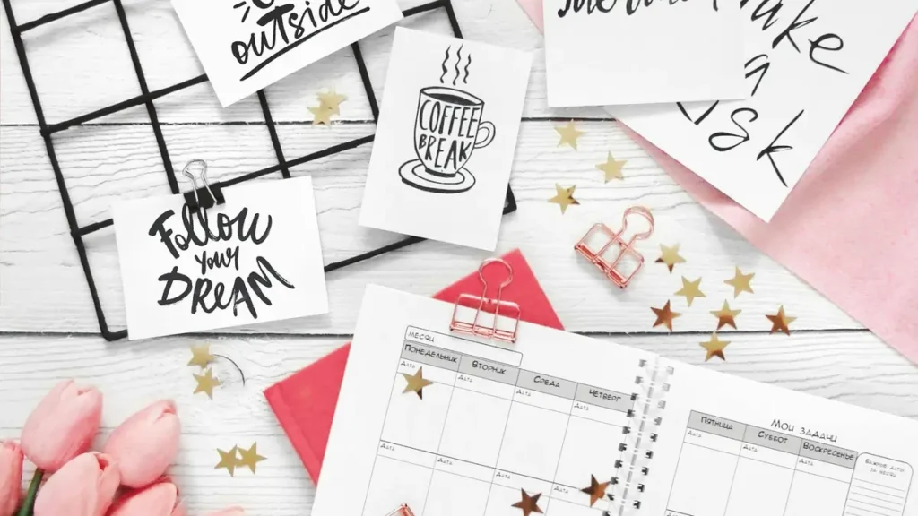 Agenda, notes de motivation et étoiles sur un bureau