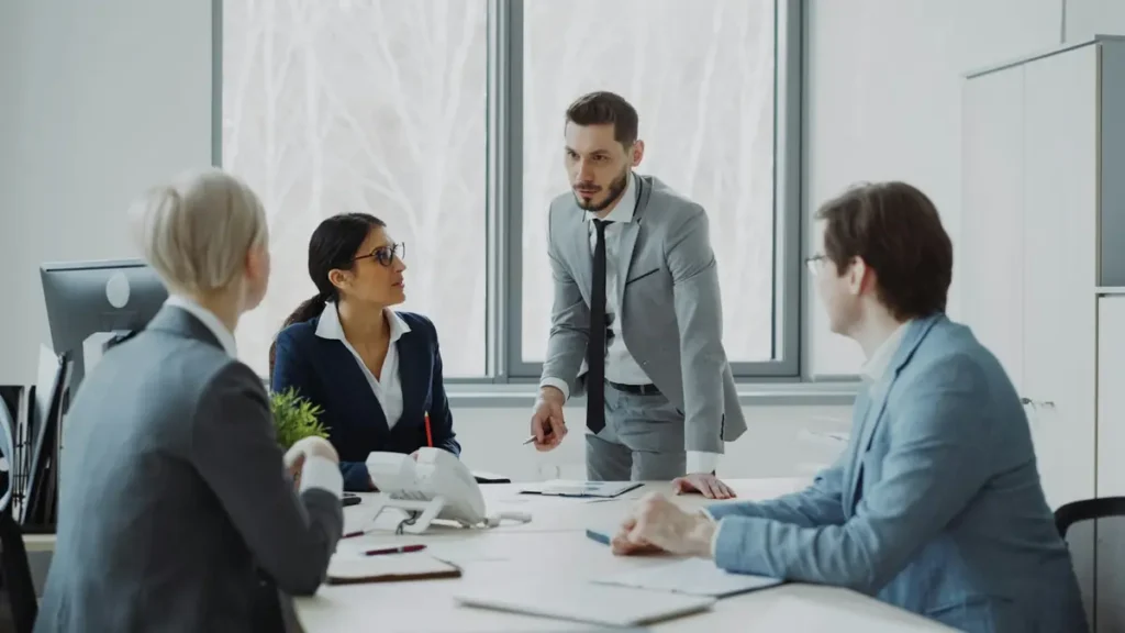 Réunion de travail autour d'une table dans un bureau