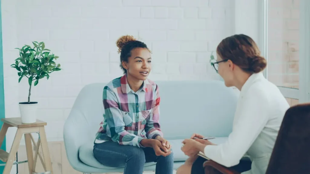 Conseillère qui échange avec une jeune femme