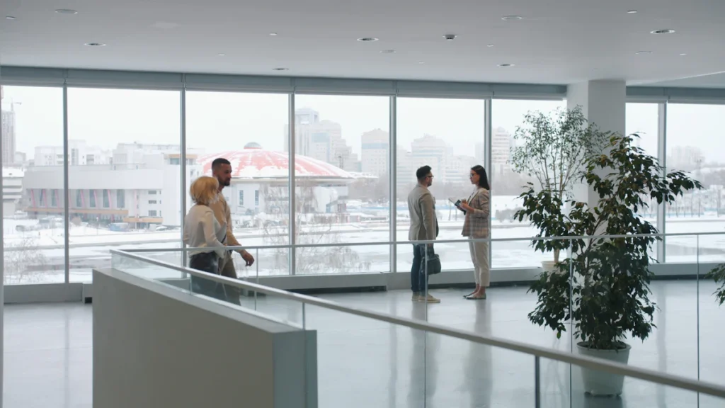 Personne qui marche dans un couloir de bureaux