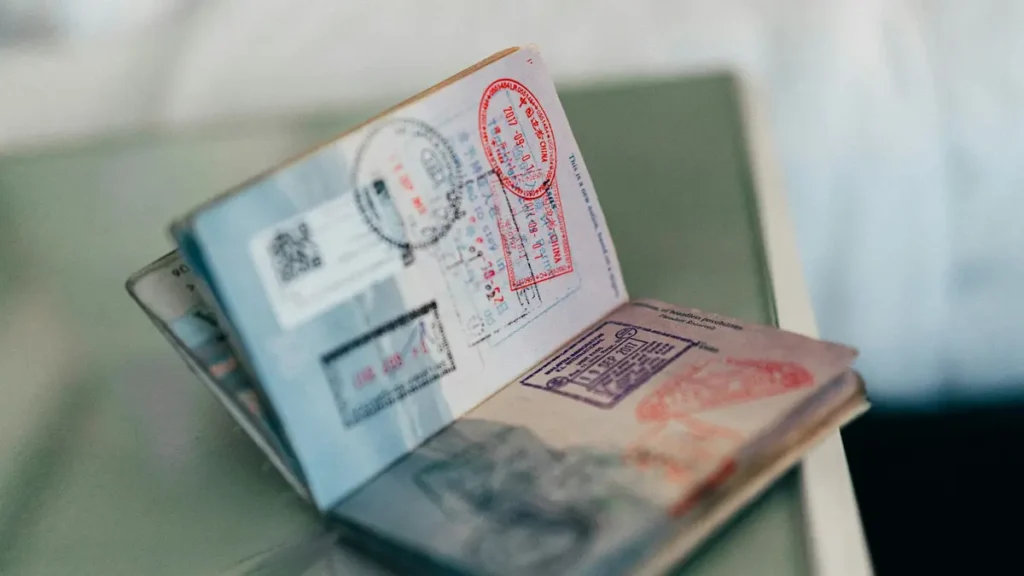 Passeport ouvert avec des tampons de voyage