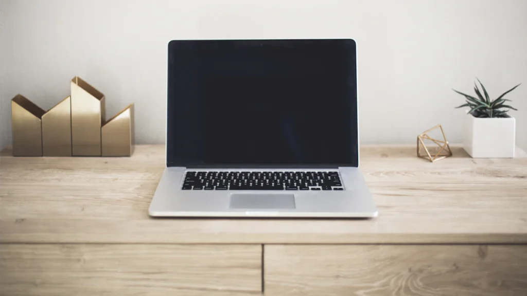 Bureau à domicile avec un ordinateur