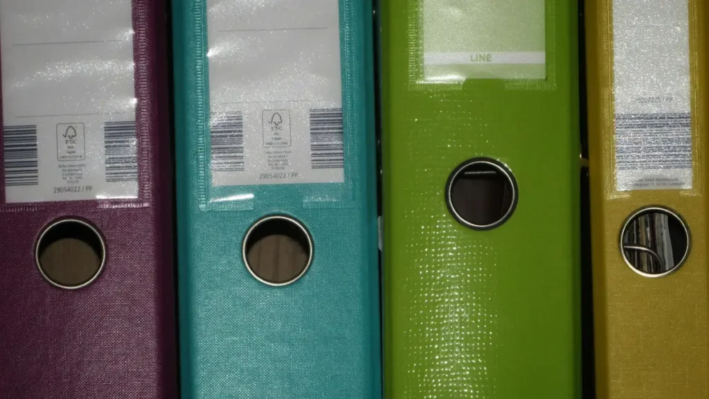 Classeurs de couleurs alignés
