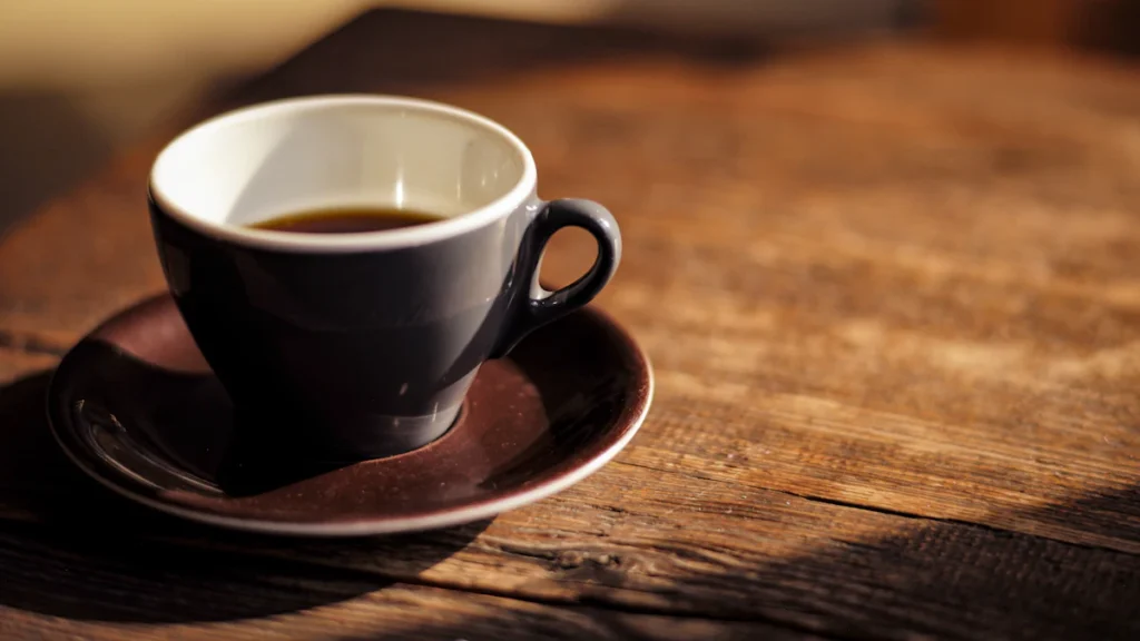 Tasse de café posée sur une table